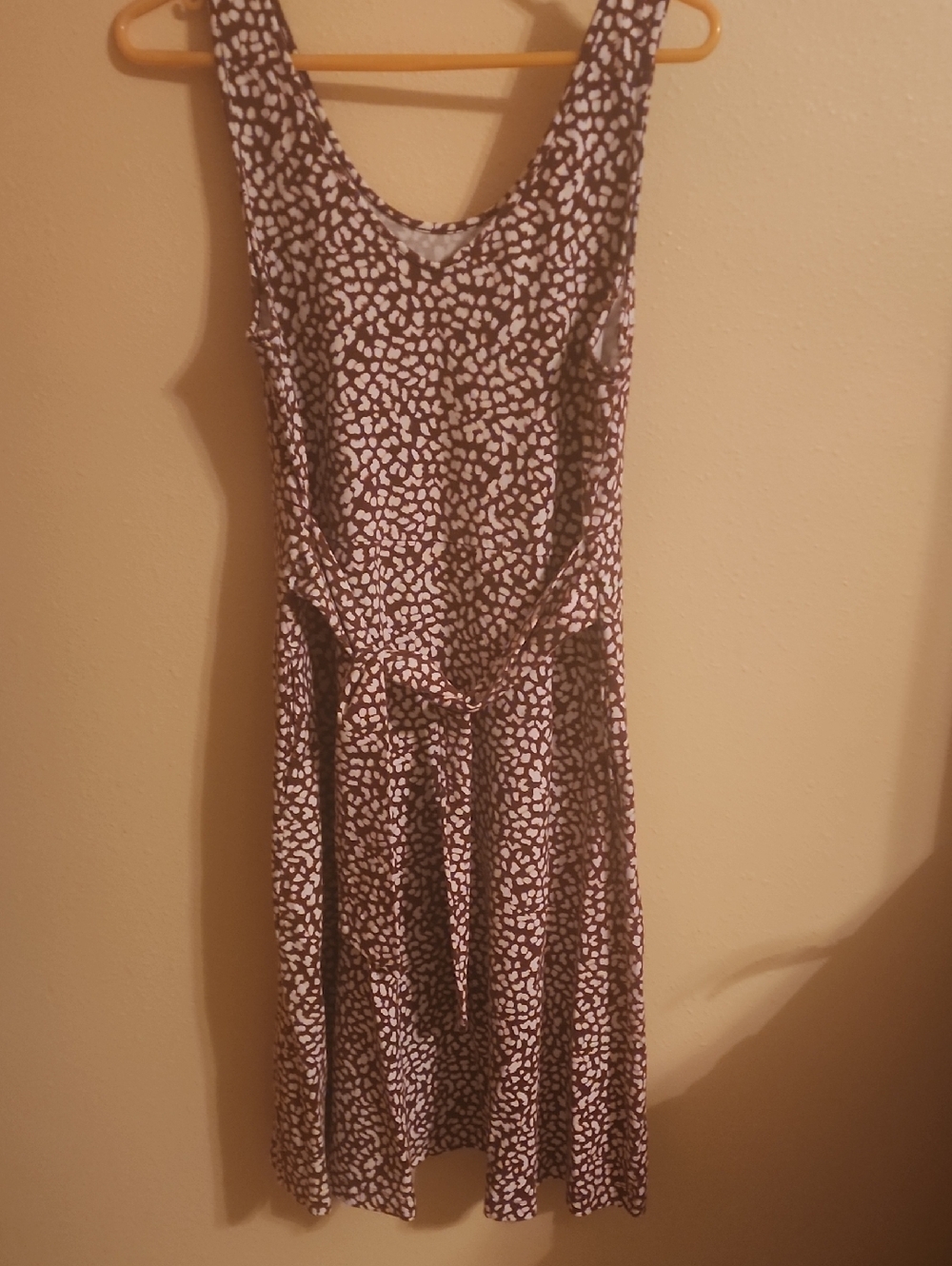 Women's Sleeveless Printed Tie-Waist Dress — Brown and White